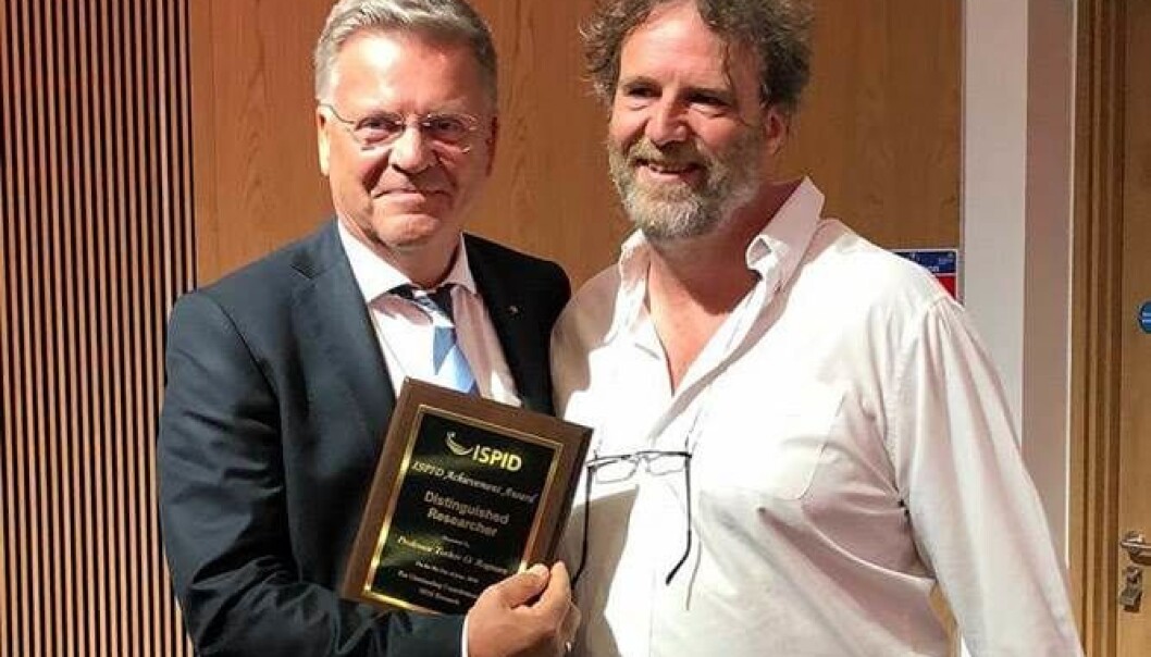 Professor Torleiv Ole Rognum (til høyre) mottar prisen fra Peter Blair i The International Society of the Study and Prevention of Infant Death (ISPID). (Foto: Trond Mathiesen, Landsforeningen uventet barnedød) Professor Torleiv Ole Rognum (til høyre) mottar prisen fra Peter Blair i The International Society of the Study and Prevention of Infant Death (ISPID). (Foto: Trond Mathiesen, Landsforeningen uventet barnedød)