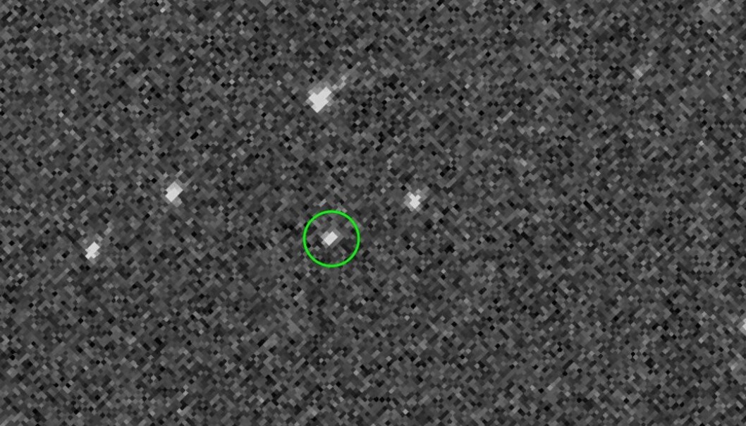 Sondens første blinkskudd av asteroiden, ikke så lett å se hva som skjer enda. (Bilde: NASA) Sondens første blinkskudd av asteroiden, ikke så lett å se hva som skjer enda. (Bilde: NASA)