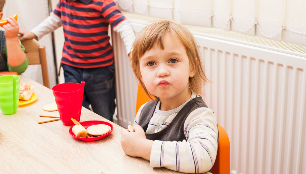 Barna bruker alle sansene når de spiser. Det kan hindre at de blir kresne på mat senere i livet, ifølge barnehageekspert. (Illustrasjonsfoto: Shutterstock / NTB Scanpix) Barna bruker alle sansene når de spiser. Det kan hindre at de blir kresne på mat senere i livet, ifølge barnehageekspert. (Illustrasjonsfoto: Shutterstock / NTB Scanpix)