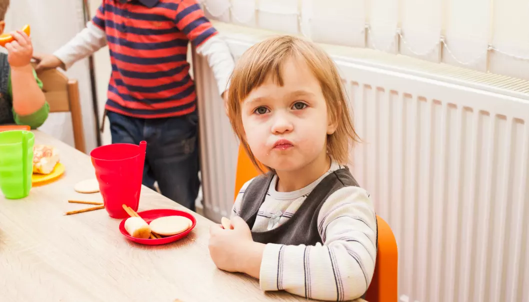 Barna bruker alle sansene når de spiser. Det kan hindre at de blir kresne på mat senere i livet, ifølge barnehageekspert. (Illustrasjonsfoto: Shutterstock / NTB Scanpix)