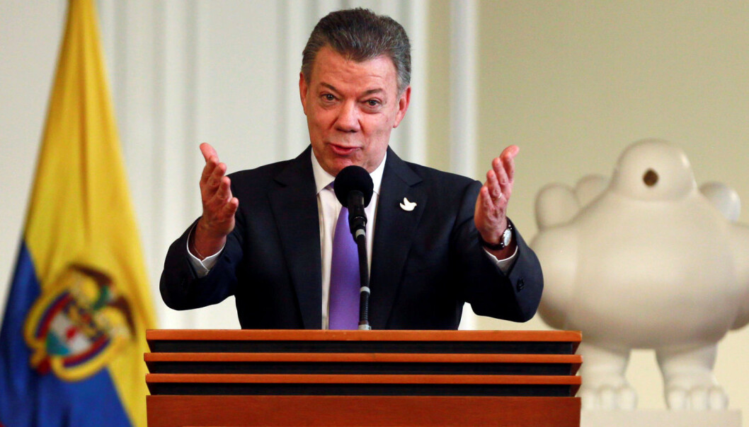 I desember 2016 mottok den colombianske presidenten, Juan Manuel Santos, Nobels fredspris for fredsprosessen i Colombia. I året etter har 56 sosiale ledere mistet livet og den colombianske regjeringen fortsetter å snakke om disse drapene som om de var tilfeldige fenomener, ifølge Cornelia Helmcke. (Foto: John Vizcaino / Reuters / NTB Scanpix) I desember 2016 mottok den colombianske presidenten, Juan Manuel Santos, Nobels fredspris for fredsprosessen i Colombia. I året etter har 56 sosiale ledere mistet livet og den colombianske regjeringen fortsetter å snakke om disse drapene som om de var tilfeldige fenomener, ifølge Cornelia Helmcke. (Foto: John Vizcaino / Reuters / NTB Scanpix)