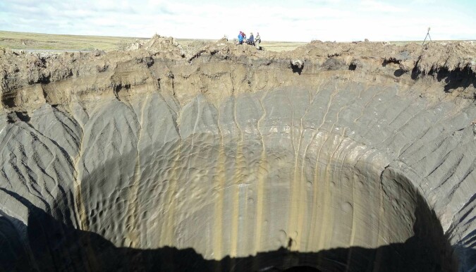 Media meldte for noen år siden også om mystiske giganthull som har oppstått i tundraen på Jamal-halvøya i det nordlige Sibir. Flere slik hull har dukket opp de siste årene. Nå vet vi at hullene ganske sikkert stammer fra metangass-utblåsninger, akkurat som kraterne i Barentshavet. (Foto: Vasily Bogoyavlensky/AFP/NTB scanpix)