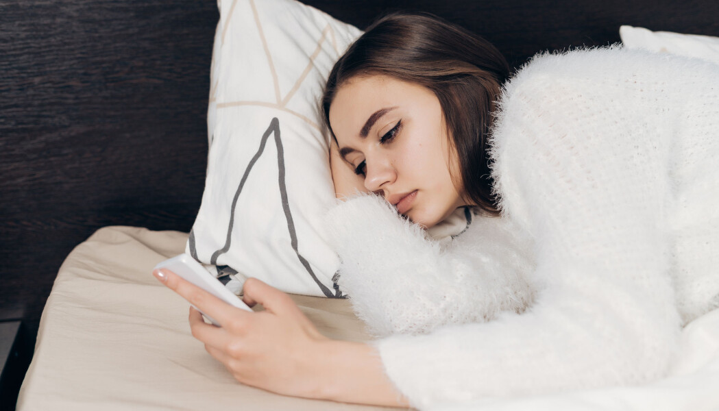 Årlig kontakter over 50 000 barn og unge ulike hjelpetelefoner og svartjenester. Kapasiteten til å behandle henvendelser er for lav og mange må vente lenge på svar. (Foto: Shutterstock / NTB Scanpix) Årlig kontakter over 50 000 barn og unge ulike hjelpetelefoner og svartjenester. Kapasiteten til å behandle henvendelser er for lav og mange må vente lenge på svar. (Foto: Shutterstock / NTB Scanpix)