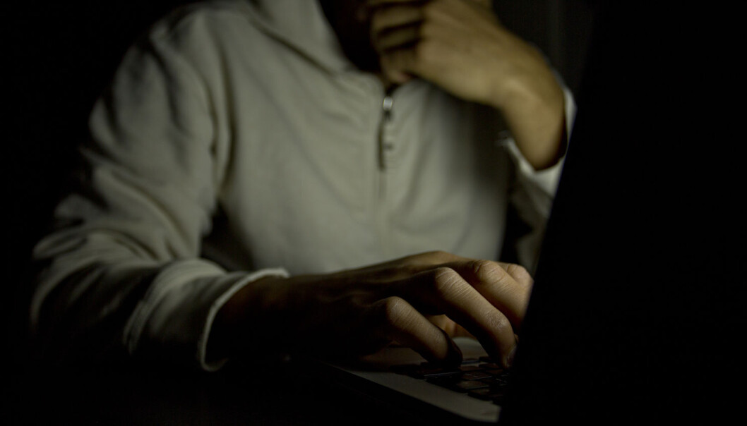 Hvis noen skriver med mange forkortelser kan det bety at den som skriver er ung. Nå kombinerer forskere biometri og språkvitenskap for å finne ut av hvem du virkelig er på nett. (Illustrasjonsfoto: Shutterstock / NTB Scanpix) Hvis noen skriver med mange forkortelser kan det bety at den som skriver er ung. Nå kombinerer forskere biometri og språkvitenskap for å finne ut av hvem du virkelig er på nett. (Illustrasjonsfoto: Shutterstock / NTB Scanpix)