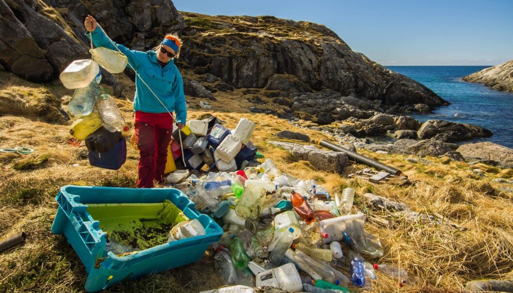 Plastsøppel, blant annet fra fiskeriene, har blitt et stort miljøproblem. Men hvilke effekter har plastdsøppel i ulike former på mennesker og økosystemer. Det skal Framsenteret forske på. (Foto: Bo Eide) Plastsøppel, blant annet fra fiskeriene, har blitt et stort miljøproblem. Men hvilke effekter har plastdsøppel i ulike former på mennesker og økosystemer. Det skal Framsenteret forske på. (Foto: Bo Eide)