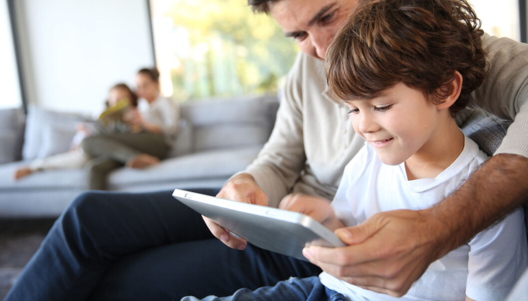 Foreldre må få bekreftet at de gjør et viktig arbeid for å støtte barnets læring når de legger til rette for samspill og kommunikasjon i familiens hverdag, mener forsker. (Illustrasjonsfoto: Shutterstock / NTB Scanpix) Foreldre må få bekreftet at de gjør et viktig arbeid for å støtte barnets læring når de legger til rette for samspill og kommunikasjon i familiens hverdag, mener forsker. (Illustrasjonsfoto: Shutterstock / NTB Scanpix)