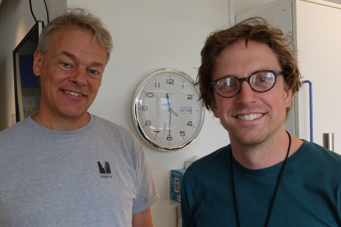 Tiden går bak Edvard Moser og Jørgen Sugar, men klokka på veggen kan ikke sammenlignes med hjernens egen tidskoding. (Foto: Eivind Torgersen) Tiden går bak Edvard Moser og Jørgen Sugar, men klokka på veggen kan ikke sammenlignes med hjernens egen tidskoding. (Foto: Eivind Torgersen)