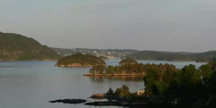 Landskapsformer reflektere geologien i Vestfjorden av Oslofjorden – smeltebergarten granitt danner de kollete øyene i forgrunn mens Håøya (til venstre) og Drøbak (i bakgrunn) viser bratte skrenter som følger de gamle forkastningene. (Foto: Ane K. Engvik)