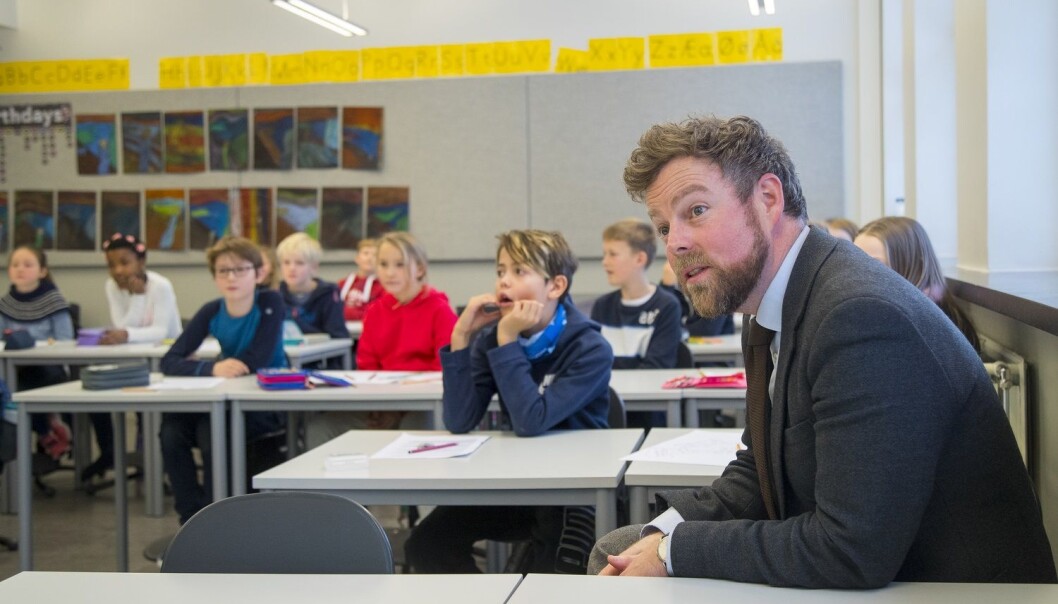Hvor mye flere lærere betyr for elevenes læring er et spørsmål som har blitt belyst i mange forskningsprosjekter internasjonalt. Problemet er bare at denne forskningen spriker i alle retninger. Her er kunnskapsminister Torbjørn Røe Isaksen på besøk i en klasse i Oslo. (Foto: Heiko Junge, NTB scanpix) Hvor mye flere lærere betyr for elevenes læring er et spørsmål som har blitt belyst i mange forskningsprosjekter internasjonalt. Problemet er bare at denne forskningen spriker i alle retninger. Her er kunnskapsminister Torbjørn Røe Isaksen på besøk i en klasse i Oslo. (Foto: Heiko Junge, NTB scanpix)