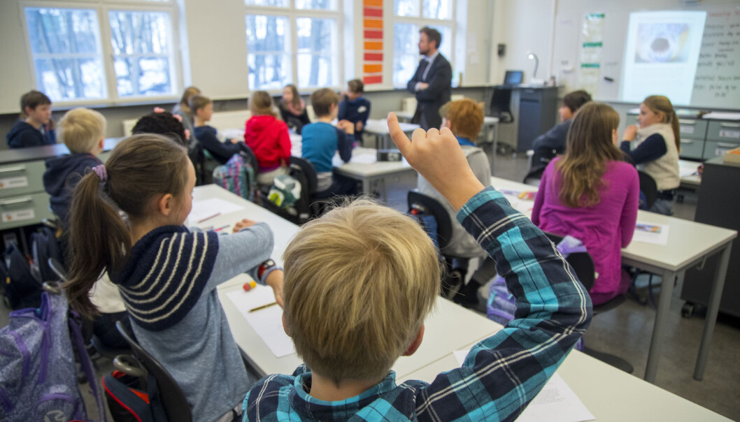 Kunnskapsminister Torbjørn Røe Isaksen snakker med elever i klasse 5B under et besøk på Berg skole i Oslo tirsdag. Samtidig ble også resultatene fra den internasjonale leseundersøkelsen PIRLS (Progress in Reading Literacy Study) 2016 offentliggjort. Den viser store forskjeller på barn født tidlig og sent på året. (Foto: Heiko Junge / NTB scanpix) Kunnskapsminister Torbjørn Røe Isaksen snakker med elever i klasse 5B under et besøk på Berg skole i Oslo tirsdag. Samtidig ble også resultatene fra den internasjonale leseundersøkelsen PIRLS (Progress in Reading Literacy Study) 2016 offentliggjort. Den viser store forskjeller på barn født tidlig og sent på året. (Foto: Heiko Junge / NTB scanpix)