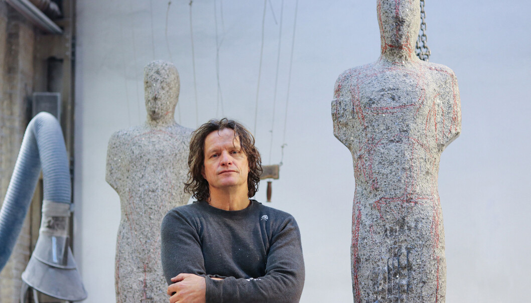 Billedkunstneren Nico Widerberg er en som tjener penger på kunsten sin. Han opplever at en del kunstnere fortsatt er skeptiske til kommersiell suksess. – Mange synes at hvis man blir for vellykket eller selger for bra, er man en som lar seg selge, som er mer opptatt av det enn å lage kunsten sin. Det er ikke sannheten. (Foto: Ida Kvittingen, forskning.no) Billedkunstneren Nico Widerberg er en som tjener penger på kunsten sin. Han opplever at en del kunstnere fortsatt er skeptiske til kommersiell suksess. – Mange synes at hvis man blir for vellykket eller selger for bra, er man en som lar seg selge, som er mer opptatt av det enn å lage kunsten sin. Det er ikke sannheten. (Foto: Ida Kvittingen, forskning.no)