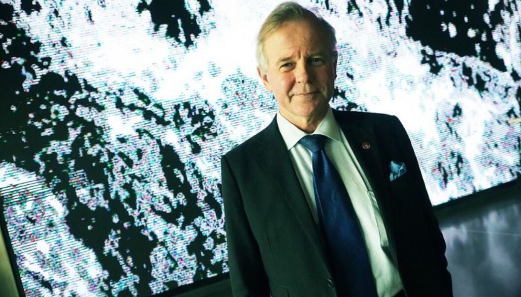 Rektor Ole Petter Ottersen ved Karolinska Institutet framfor kunstverket i foajeen i Aula Medica. (Foto: Ola Sæther) Rektor Ole Petter Ottersen ved Karolinska Institutet framfor kunstverket i foajeen i Aula Medica. (Foto: Ola Sæther)