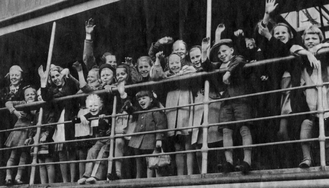 Finske krigsbarn vinker fra skipet Arcturus, på vei til Sverige i juni 1941. I ettertid har det vist seg at disse barna oftere ble innlagt med psykisk sykdom senere i livet. Og ikke nok med det. Også deres egne barn har høyere risiko for alvorlig psykisk sykdom.  (Ukjent fotograf, bildet er tilgjengeliggjort av Wikimedia Commons)