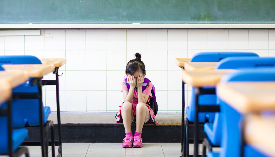 Elever som opplever vanskeligheter på hjemmebane kan være interessante offer for overgripere. Ved å tilby disse barna å være inne i friminuttet eller få ekstra leksehjelp etter skoletid, kan overgriperen få alenetid med dem i dekke av å hjelpe, forteller forsker. (Illustrasjonsfoto: Tom Wang/Shutterstock/NTB scanpix) Elever som opplever vanskeligheter på hjemmebane kan være interessante offer for overgripere. Ved å tilby disse barna å være inne i friminuttet eller få ekstra leksehjelp etter skoletid, kan overgriperen få alenetid med dem i dekke av å hjelpe, forteller forsker. (Illustrasjonsfoto: Tom Wang/Shutterstock/NTB scanpix)