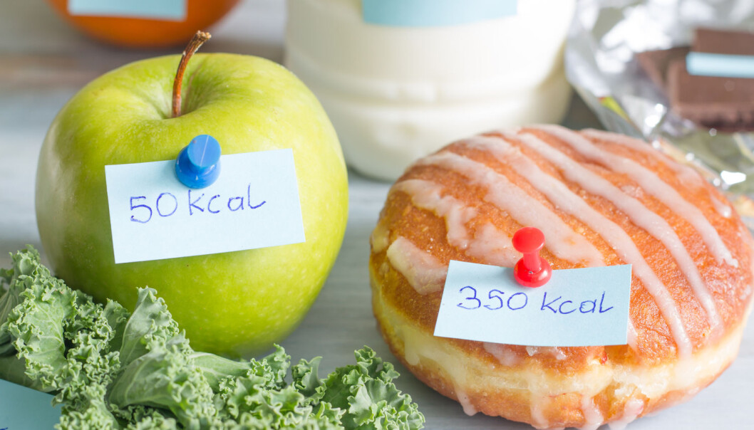 Hvis kaloriinnholdet sto på menyen, ville du da velge frukt eller kake? (Foto: udra11 / Shutterstock / NTB scanpix) Hvis kaloriinnholdet sto på menyen, ville du da velge frukt eller kake? (Foto: udra11 / Shutterstock / NTB scanpix)