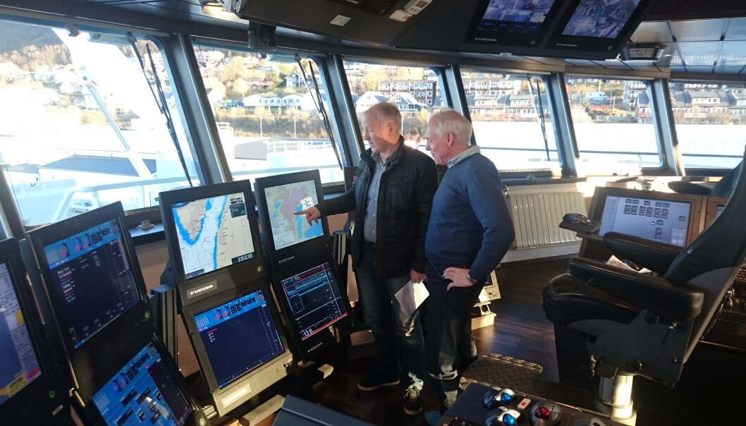 Skipper Karl Otto Risbakk studerer MAREANO-kart sammen med NGU-forsker Oddvar Longva på broa på «Atlantic Viking». (Foto: NGU) Skipper Karl Otto Risbakk studerer MAREANO-kart sammen med NGU-forsker Oddvar Longva på broa på «Atlantic Viking». (Foto: NGU)