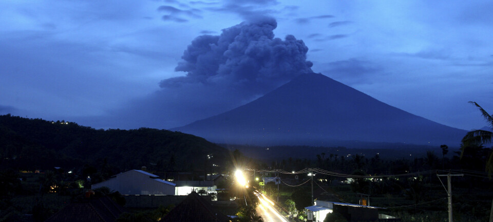 Røyk stiger opp fra vulkanen Agung på Bali tirsdag. (Foto: AP, NTB scanpix)