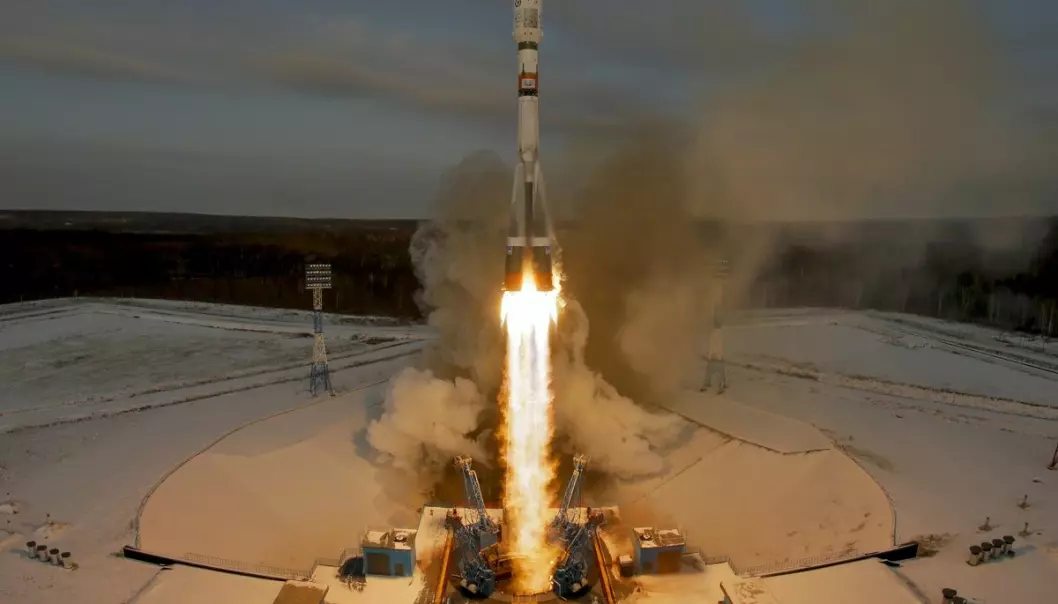 En russisk Sojuz-rakett sendte en værsatellitt og 18 småsatellitter ut i bane tirsdag. Senere samme dag kom meldingen om at russiske myndigheter ikke fikk kontakt med værsatellitten. (Foto: Dmitri Lovetsky, AP, NTB scanpix)