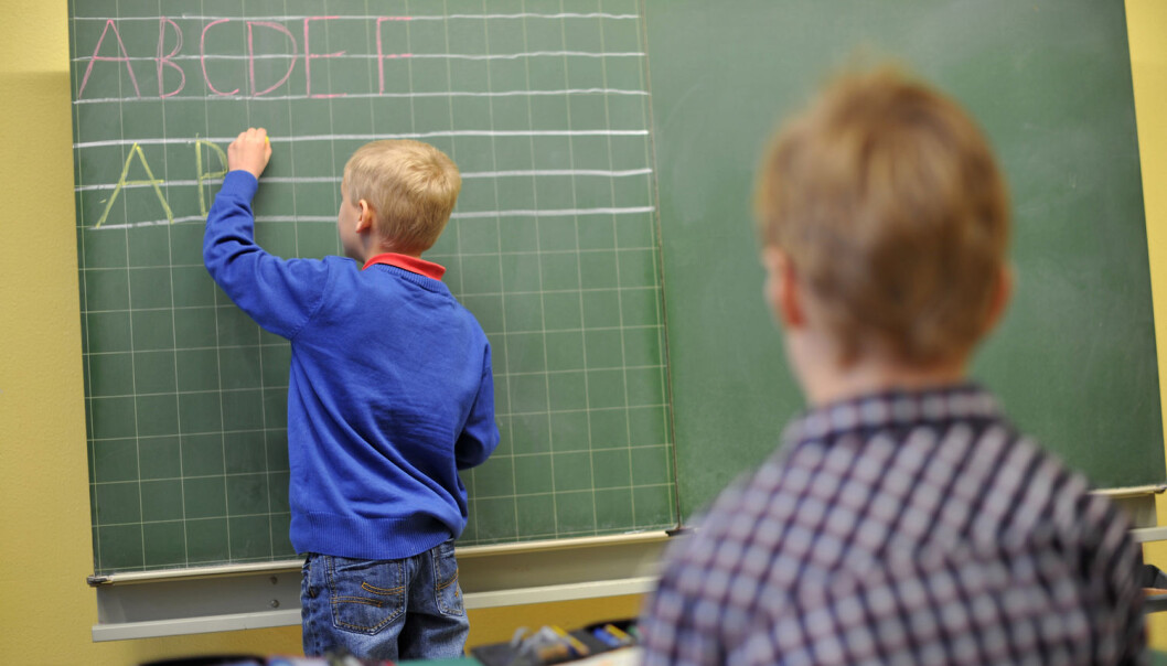 ABC, så lett som bare D? Det er ikke fullt så enkelt som barnesangen skal ha det til, mener forsker. Hun bekymrer seg for trenden med raskere introduksjon av bokstaver for førsteklassinger. (Foto: Frank May / NTB scanpix) ABC, så lett som bare D? Det er ikke fullt så enkelt som barnesangen skal ha det til, mener forsker. Hun bekymrer seg for trenden med raskere introduksjon av bokstaver for førsteklassinger. (Foto: Frank May / NTB scanpix)