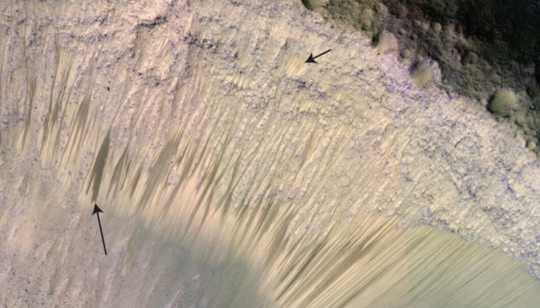 De mørke linjene viser seg tydelig på bilder fra Mars Reconnaissance Orbiter. Her er noen få av stripene angitt med piler. (Foto: NASA/JPL/University of Arizona) De mørke linjene viser seg tydelig på bilder fra Mars Reconnaissance Orbiter. Her er noen få av stripene angitt med piler. (Foto: NASA/JPL/University of Arizona)