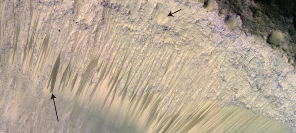 De mørke linjene viser seg tydelig på bilder fra Mars Reconnaissance Orbiter. Her er noen få av stripene angitt med piler.  (Foto: NASA/JPL/University of Arizona)