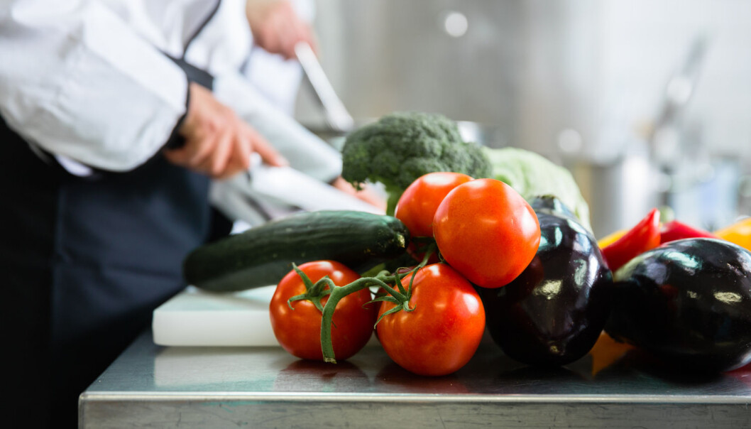 Dessverre tar vi ikke alltid sunne valg. Vi spiser for lite grønnsaker, for mye salt og for store porsjoner. Men det finnes håp. (Foto: Shutterstock / NTB scanpix) Dessverre tar vi ikke alltid sunne valg. Vi spiser for lite grønnsaker, for mye salt og for store porsjoner. Men det finnes håp. (Foto: Shutterstock / NTB scanpix)