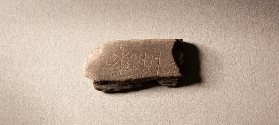 Bryne med runeinnskrift ble funnet i det som var middelalderbyen i Oslo, rett vest for Bispeborgen. Oversiden har fem tydelige runer, der den siste er brukket av, og rune to er litt svakere enn de andre.  (Foto: Karen Langsholt Holmqvist / NIKU)