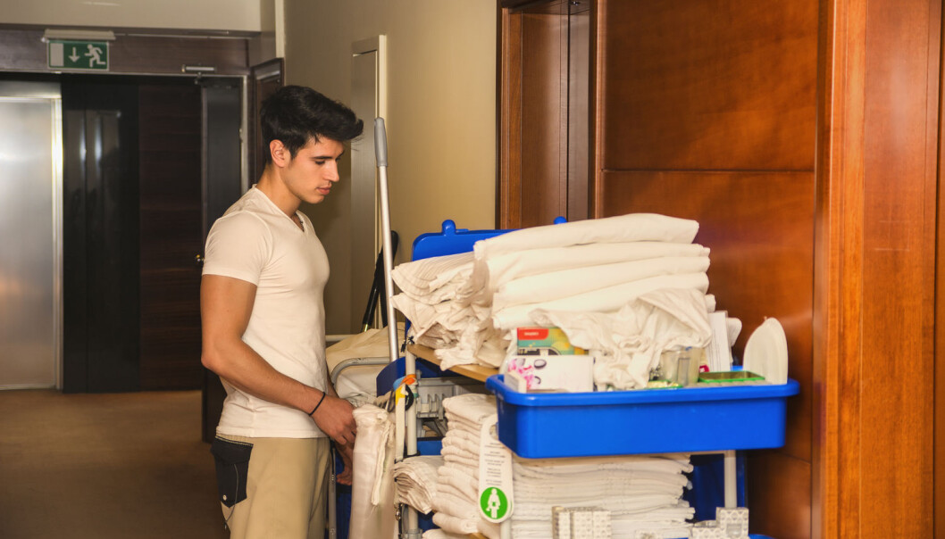 Det kjønnsdelte arbeidsmarkedet er i endring – men på ulike måter. Blant annet ved at menn med innvandrerbakgrunn tar jobber som er typiske kvinnedominerte i Norge. (Foto: Shutterstock / NTB scanpix) Det kjønnsdelte arbeidsmarkedet er i endring – men på ulike måter. Blant annet ved at menn med innvandrerbakgrunn tar jobber som er typiske kvinnedominerte i Norge. (Foto: Shutterstock / NTB scanpix)