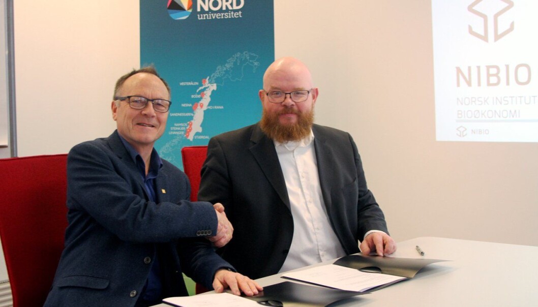 Divisjonsdirektør Arne Hermansen fra NIBIO og dekan Ketil Eiane fra Nord universitet signerer avtalen om utvikle en algenæring i nord. (Foto: Per Jarl Elle) Divisjonsdirektør Arne Hermansen fra NIBIO og dekan Ketil Eiane fra Nord universitet signerer avtalen om utvikle en algenæring i nord. (Foto: Per Jarl Elle)