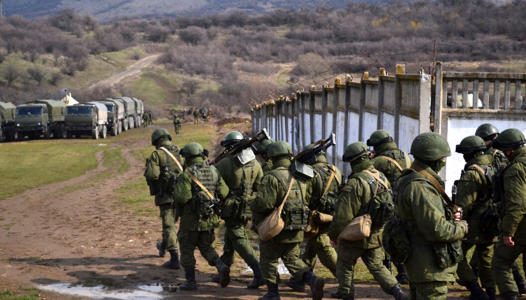 De siste ti årene har Russland nesten doblet sitt forsvarsbudsjett. Hva betyr det for Norge? Her er soldater uten militære kjennetegn som beleirer en Ukrainsk grensebase nær byen Perevalne på Krim mars 2014. (Foto: Anton Holoborodko/ Wikimedia commons) De siste ti årene har Russland nesten doblet sitt forsvarsbudsjett. Hva betyr det for Norge? Her er soldater uten militære kjennetegn som beleirer en Ukrainsk grensebase nær byen Perevalne på Krim mars 2014. (Foto: Anton Holoborodko/ Wikimedia commons)