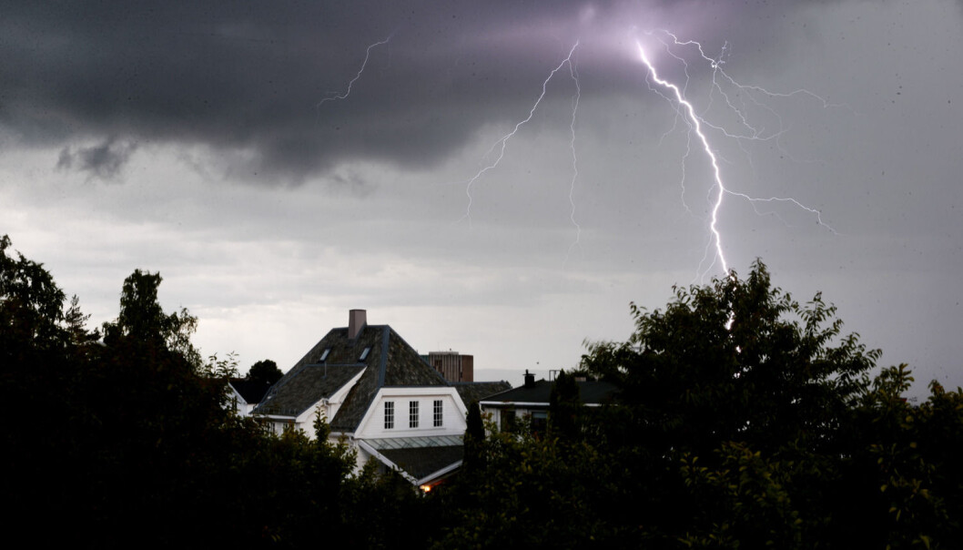 Ei mjuk form for hagl kan vere eit teikn på torevêr. Her slår lynet ned over Disen i Oslo. (Foto: Håkon Mosvold Larsen / NTB scanpix) Ei mjuk form for hagl kan vere eit teikn på torevêr. Her slår lynet ned over Disen i Oslo. (Foto: Håkon Mosvold Larsen / NTB scanpix)
