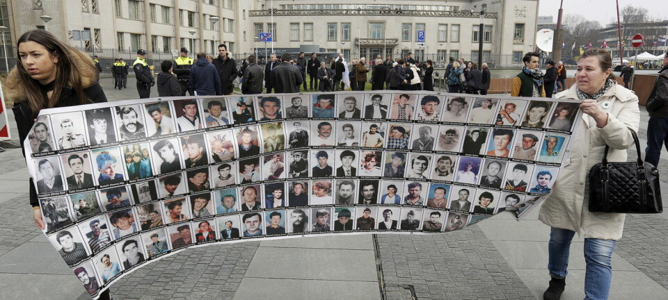 Den 24. mars 2016 ble Radovan Karadzic funnet skyldig i folkemord, forbrytelser mot menneskeheten og krigsforbrytelser av Det internasjonale krigsforbrytertribunalet for det tidligere Jugoslavia. Bildet viser overlevende og familiemedlemmer som demonstrerer i Haag. (Foto: Reuters / NTB Scanpix)