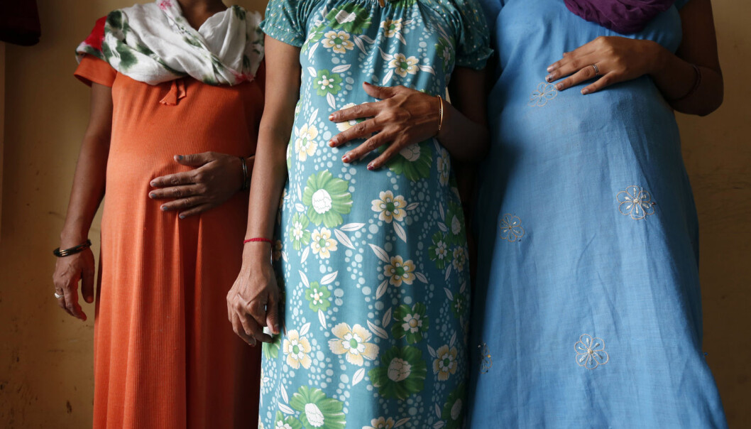Surrogatmødrene ville verken møte den norske forskeren i sitt eget hjem, der forskeren bodde, på kafé eller i en park. Løsningen ble å møtes hjemme hos en annen surrogatmor. (Illustrasjonsfoto: Mansi Thapliyal/Reuters) Surrogatmødrene ville verken møte den norske forskeren i sitt eget hjem, der forskeren bodde, på kafé eller i en park. Løsningen ble å møtes hjemme hos en annen surrogatmor. (Illustrasjonsfoto: Mansi Thapliyal/Reuters)