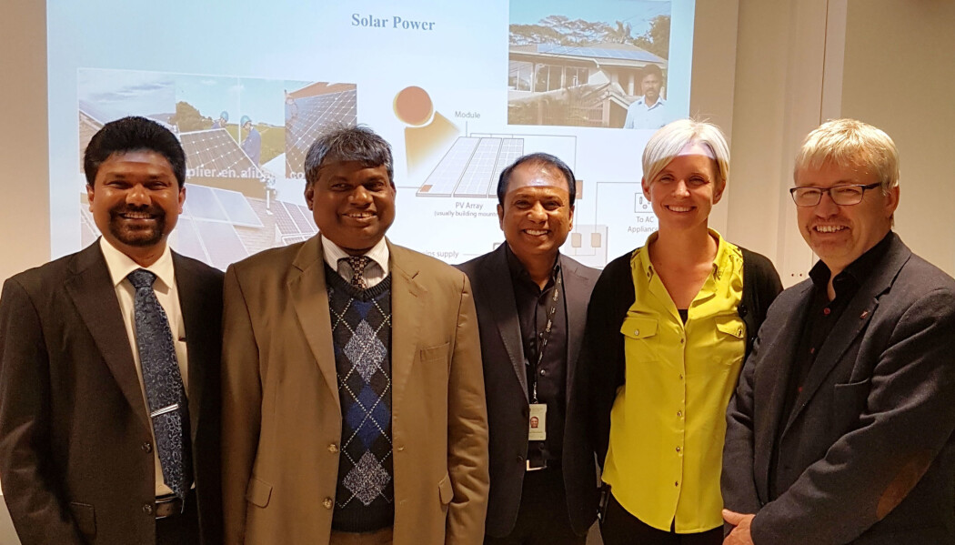 Partnarar besøkte Høgskulen på Vestlandet i oktober. Frå venstre: Professor A. Kumara - National Institute of Fundamental Studies, professor Gamini Rajapakse - Universitetet i Peradeniya, professor Dhayalan Velauthapillai – Høgskulen på Vestlandet, Dr. Kristin Fanebust Hetland – Instituttleiar for data- og realfag, og professor Geir Anton Johansen – Dekan avdeling for ingeniørutdanning og økonomifag. (Foto: SIU) Partnarar besøkte Høgskulen på Vestlandet i oktober. Frå venstre: Professor A. Kumara - National Institute of Fundamental Studies, professor Gamini Rajapakse - Universitetet i Peradeniya, professor Dhayalan Velauthapillai – Høgskulen på Vestlandet, Dr. Kristin Fanebust Hetland – Instituttleiar for data- og realfag, og professor Geir Anton Johansen – Dekan avdeling for ingeniørutdanning og økonomifag. (Foto: SIU)