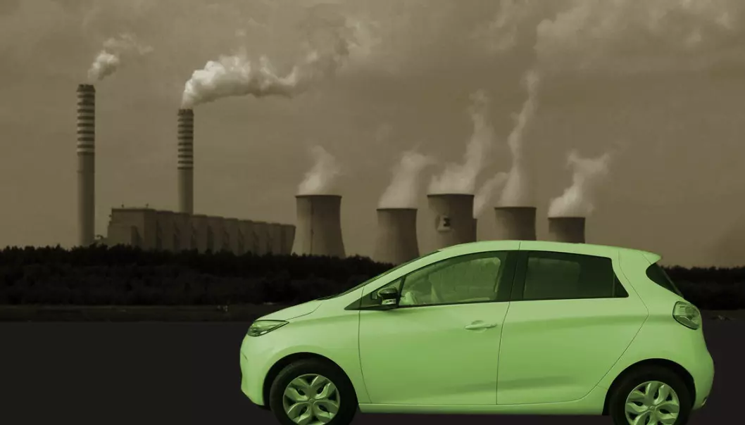 Batterier produsert med skitten kullkraft gjør elbilen mindre klimavennlig. Men hvor mye mindre? Regnestykket er ikke så dystert som kritikere av elbilen vil ha det til, og tallene blir stadig grønnere. (Illustrasjonsbilde: Pibwl, CC-BY 3.0 (kraftverk)/Grey Geezer (bil)