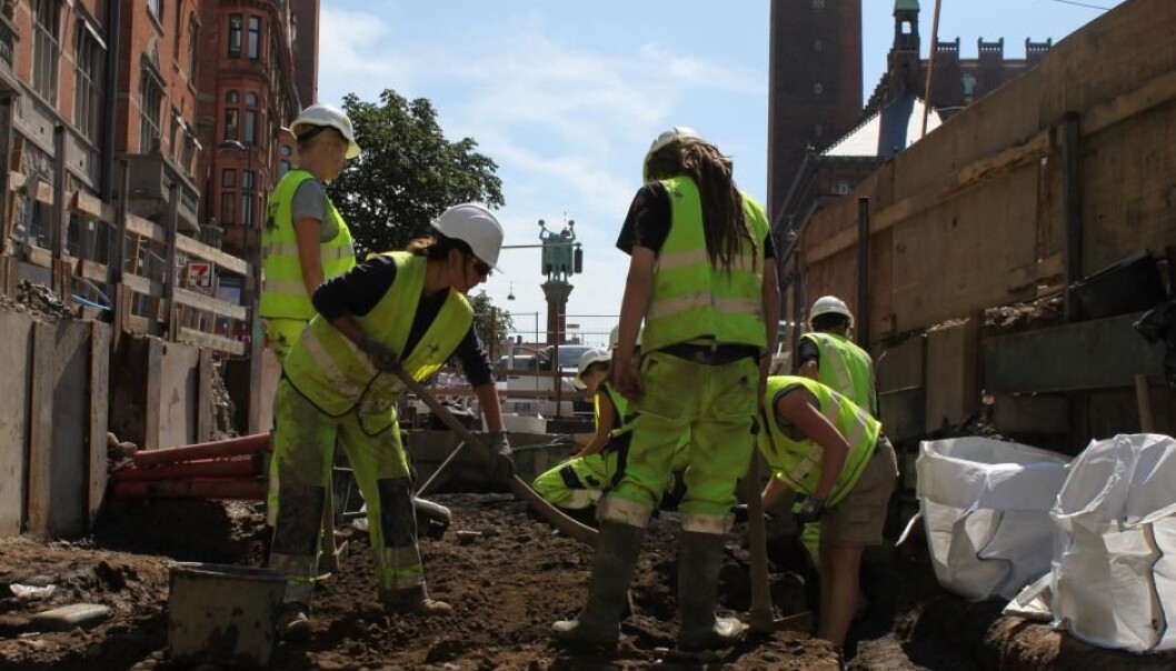 Skjelettene under Rådhusplassen er funnet i flere omganger i forbindelse med etablering av t-bane. Her utgravinger fra 2011, da de første skjelettene ble funnet. (Foto: Københavns Museum) Skjelettene under Rådhusplassen er funnet i flere omganger i forbindelse med etablering av t-bane. Her utgravinger fra 2011, da de første skjelettene ble funnet. (Foto: Københavns Museum)