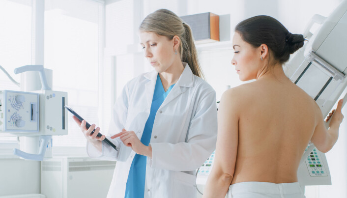 Brystkreftscreening er et omdiskutert emne, for det kan være vanskelig å vurdere kreft i tidlige stadier. Sundhedsstyrelsen holder imidlertid fast i at det er flere fordeler enn ulemper ved screeningen. (Foto: Gorodenkoff / Shutterstock / NTB scanpix) Brystkreftscreening er et omdiskutert emne, for det kan være vanskelig å vurdere kreft i tidlige stadier. Sundhedsstyrelsen holder imidlertid fast i at det er flere fordeler enn ulemper ved screeningen. (Foto: Gorodenkoff / Shutterstock / NTB scanpix)