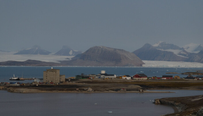 Ny-Ålesund på Svalbard er en av verdens nordligste bosetninger. Den tidligere gruvebyen er omgitt av fjell og isbreer. (Foto: Siri Lie Olsen) Ny-Ålesund på Svalbard er en av verdens nordligste bosetninger. Den tidligere gruvebyen er omgitt av fjell og isbreer. (Foto: Siri Lie Olsen)