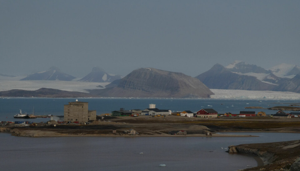 Ny-Ålesund på Svalbard er en av verdens nordligste bosetninger. Den tidligere gruvebyen er omgitt av fjell og isbreer. (Foto: Siri Lie Olsen)