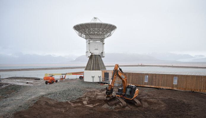 Nå begynner jorda å komme på plass rundt huset og med en farge som glir godt inn i omgivelsene. (Foto: Dagmar Hagen) Nå begynner jorda å komme på plass rundt huset og med en farge som glir godt inn i omgivelsene. (Foto: Dagmar Hagen)
