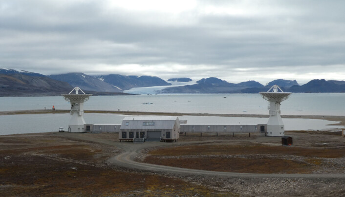 Det nye jordobservatoriet til Kartverket i Ny-Ålesund er ferdig bygd og ble offisielt åpnet i juni 2018. Etter en testperiode skal den gamle antenna snart slukkes og disse to nye ta over kommunikasjonen med verdensrommet. (Foto: Siri Lie Olsen) Det nye jordobservatoriet til Kartverket i Ny-Ålesund er ferdig bygd og ble offisielt åpnet i juni 2018. Etter en testperiode skal den gamle antenna snart slukkes og disse to nye ta over kommunikasjonen med verdensrommet. (Foto: Siri Lie Olsen)