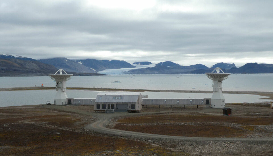 Det nye jordobservatoriet til Kartverket i Ny-Ålesund er ferdig bygd og ble offisielt åpnet i juni 2018. Etter en testperiode skal den gamle antenna snart slukkes og disse to nye ta over kommunikasjonen med verdensrommet. (Foto: Siri Lie Olsen)