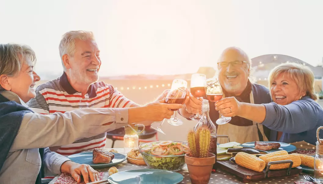 Vi har nå mange flere eldre i samfunnet som lever lenge. De er friskere. De reiser mye og har mer penger. Og de drikker mye mer vin. Vil dette økte alkoholkonsumet bli et problem for fremtidens hjemmetjenester og sykehjem? (Foto: AlessandroBiascioli / Shutterstock / NTB scanpix)