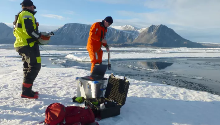 Paul A. Dodd and Mats Granskog samler prøver nært fronten av istungen. (Foto: Laura de Steur, Norsk Polarinstitutt)