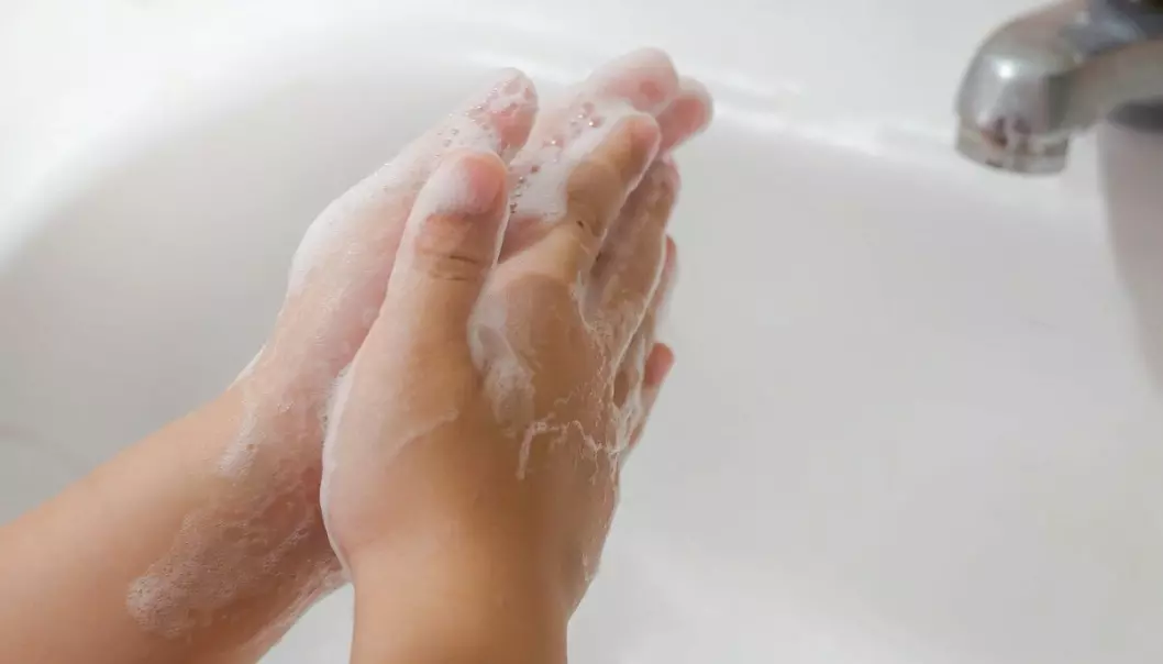 Noen barn med OCD vasker hendene hele tiden fordi de er redde for bakterier. De kan fysisk føle bakteriene og skitten.  (Illustrasjonsfoto: LooksLikeLisa, Shutterstock, NTB scanpix)