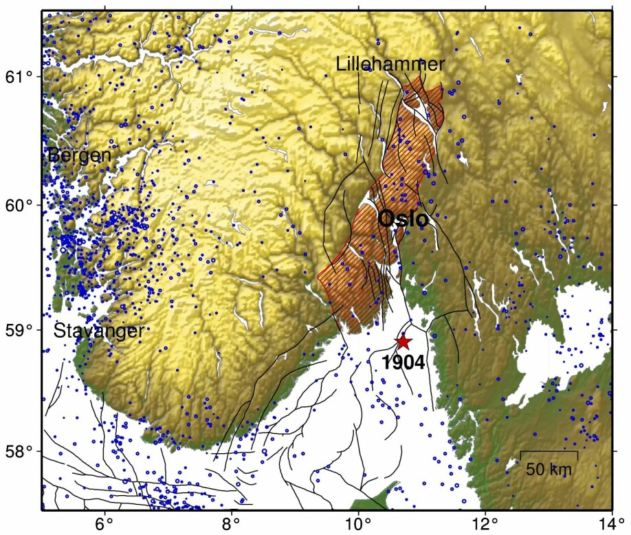 På dette kartet laget av Marie Kløve Keiding ser du området som geologer kaller Oslofeltet. Du ser også sprekksonene i jordskorpa som svarte streker. De blå prikkene er jordskjelv registrert i Norge etter 1980. Stjernen viser sentrum for 1904-jordskjelvet. Også deler av Vestlandet har mange registrerte jordskjelv.
