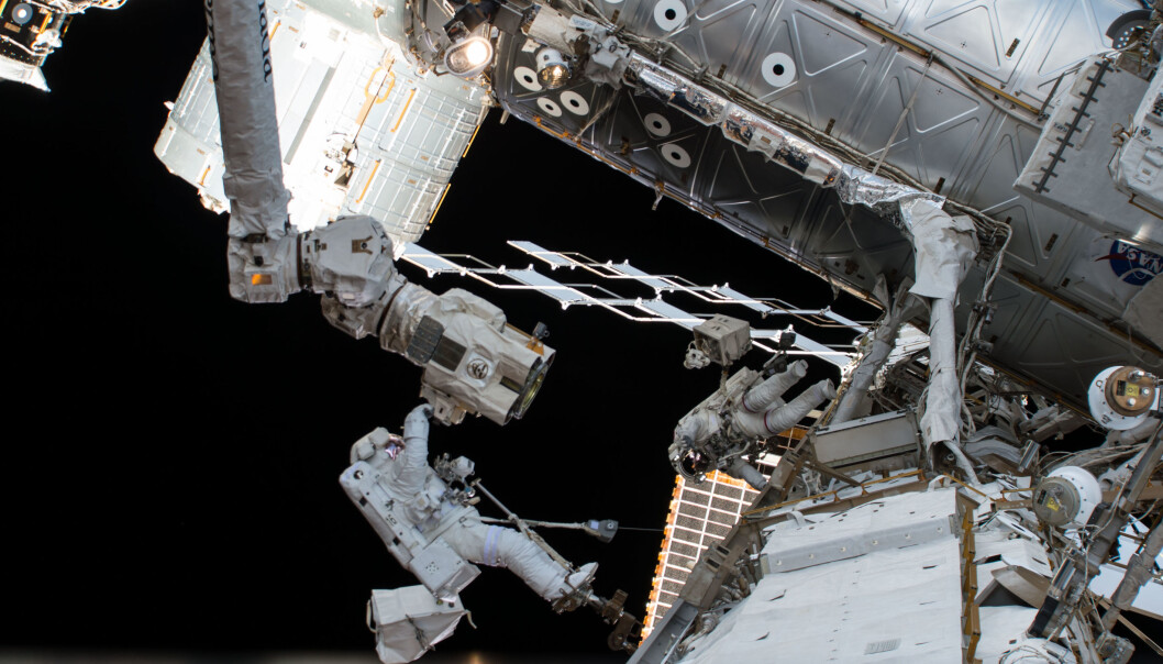 Et bilde fra ISS tatt i juni viser det russiske fartøyet Sojuz MS-09 (til venstre) og et amerikansk lastefartøy koblet sammen med romstasjonen. (Foto: NASA / AP / NTB scanpix) Et bilde fra ISS tatt i juni viser det russiske fartøyet Sojuz MS-09 (til venstre) og et amerikansk lastefartøy koblet sammen med romstasjonen. (Foto: NASA / AP / NTB scanpix)