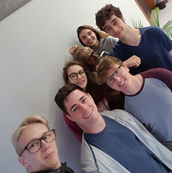 : De seks italienske skoleelevene som oppdaget det nye røntgenobjektet. (Foto: INAF) : De seks italienske skoleelevene som oppdaget det nye røntgenobjektet. (Foto: INAF)