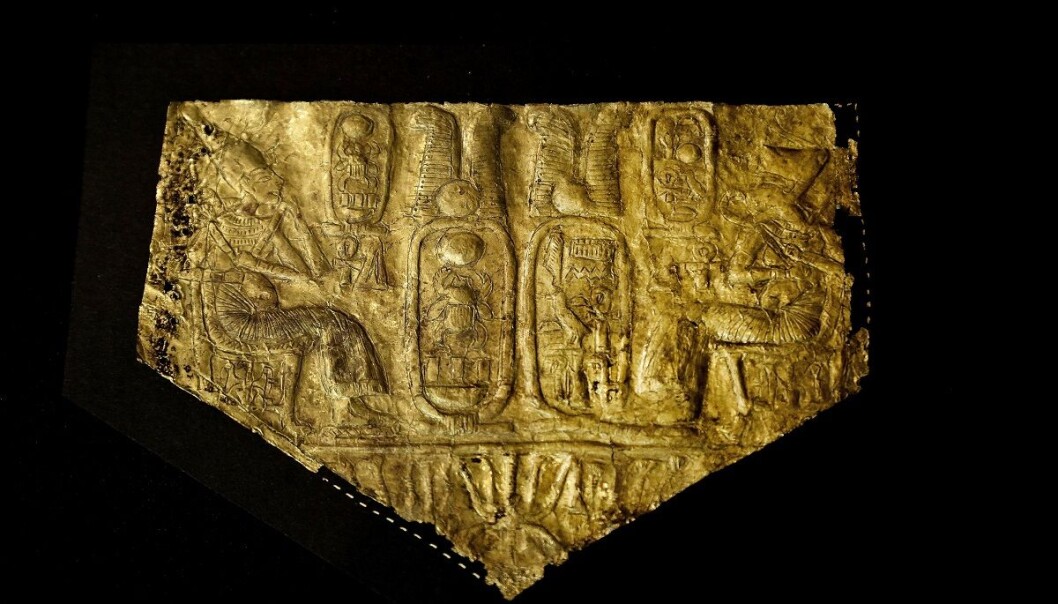 Et gullark der Tut-ankh-Amon er avbildet er blant gjenstandene som for første gang stilles ut for offentligheten i Egypt. (Foto: Nariman El-Mofty / AP / NTB scanpix) Et gullark der Tut-ankh-Amon er avbildet er blant gjenstandene som for første gang stilles ut for offentligheten i Egypt. (Foto: Nariman El-Mofty / AP / NTB scanpix)
