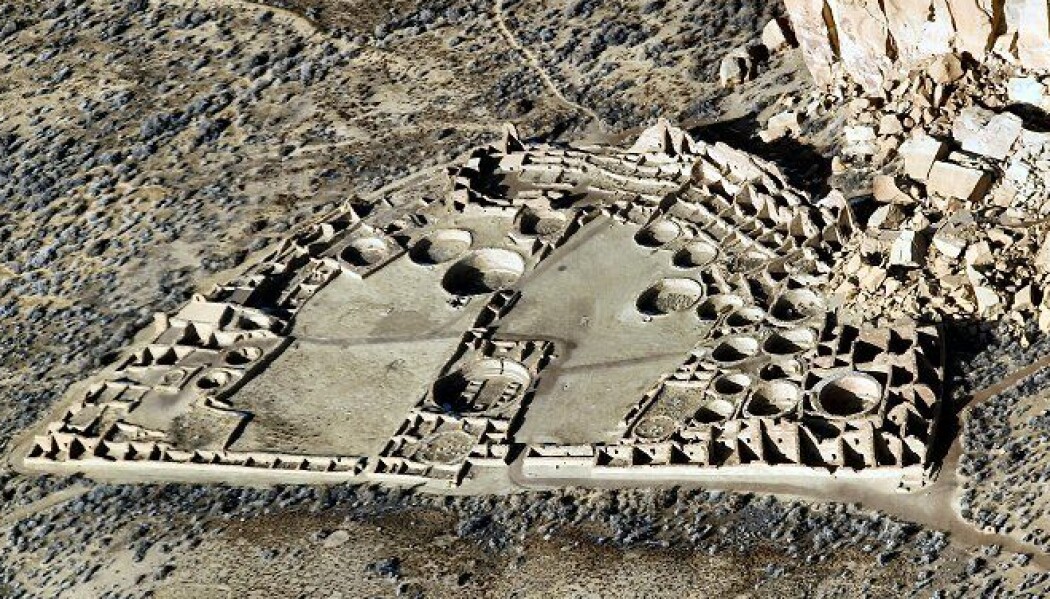 Restene av Pueblo Bonito i New Mexico. Bygningen er omtrent 12 000 kvm stort. (Bilde: Bob Adams, Albuquerque, NM/CC BY-SA 3.0) Restene av Pueblo Bonito i New Mexico. Bygningen er omtrent 12 000 kvm stort. (Bilde: Bob Adams, Albuquerque, NM/CC BY-SA 3.0)